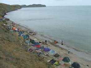 Палаточный лагерь на диком пляже