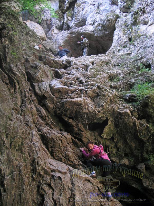 Спуск в пещеру в Крыму