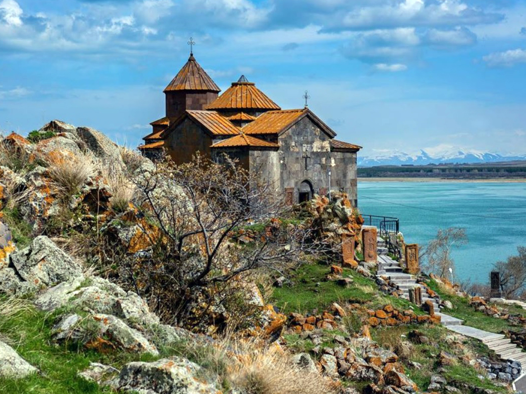 Кредит севан. Айраванк монастырь Армения. Монастырь на Севане Армения. Айраванк на Севане. Монастырь Айраванк на озере Севан.